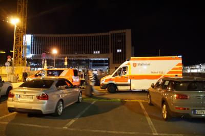 Stuttgart Mitte: Person auf Baukran sorgt fuer groesseren Feuerwehreinsatz